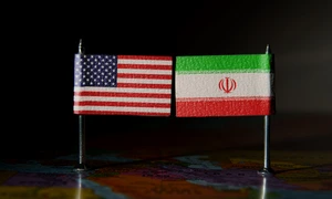 Steaguri iran  sua fata în față foto shutterstock 2644422921 jpg