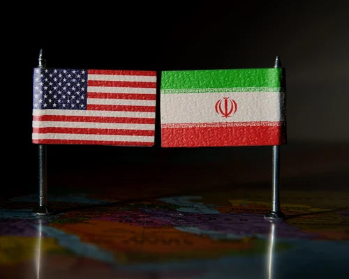 Steaguri iran sua fata în față foto shutterstock 2644422921 jpg