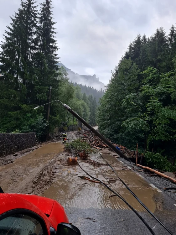 O rupere de nori a creat mari probleme în Durău, la poalele Ceahlăului FOTO ISU Neamţ