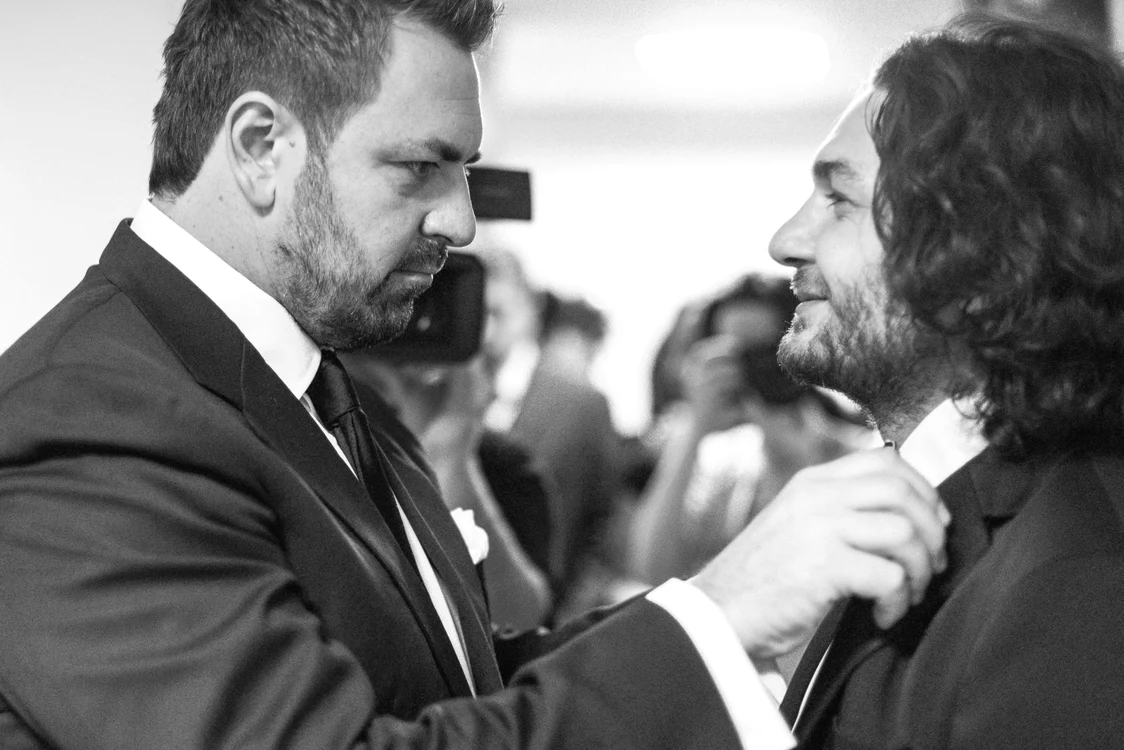 
    Horia Brenciu i-a aranjat cu atenţie papionul juratului de la Master Chef  