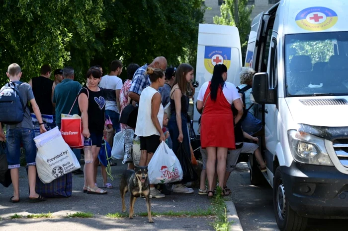 Locuitori din Sloviansk aşteaptă microbuzul pentru a fi evacuaţi din oraş FOTO AFP