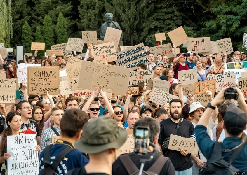 Revoluția din carton. Cum a învins generația Z un proiect controversat al lui Zelenski