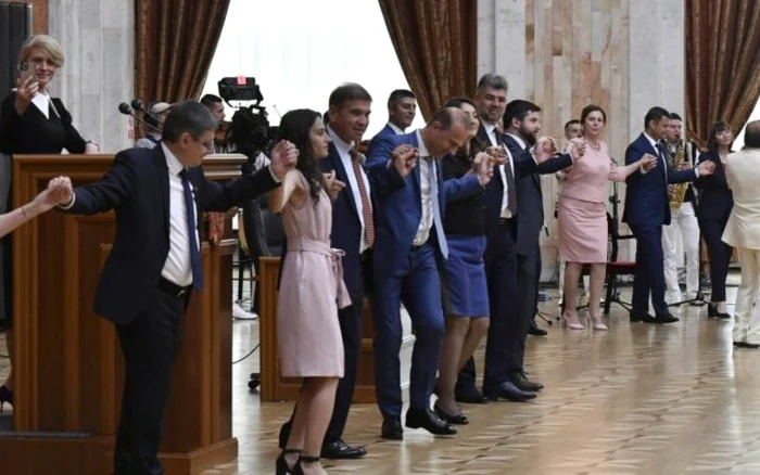 VIDEO Momentul zilei la Chişinău: Cîţu, Ciolacu şi alţi deputaţi români şi moldoveni au dansat hora în Parlament