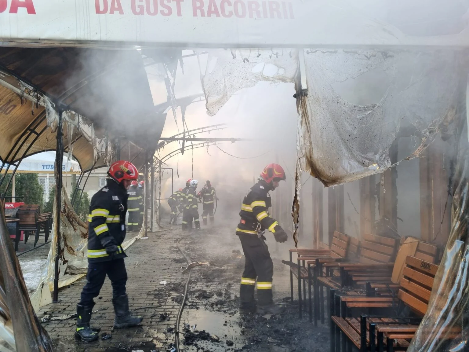 Incendiu la un restaurant din Craiova. Șase autospeciale de stingere acționează la fața locului