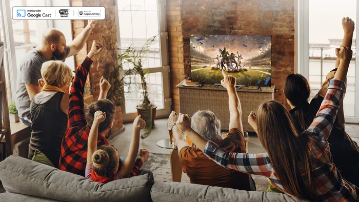 Familie urmărește entuziasmată un film pe televizor în living Foto eMAG