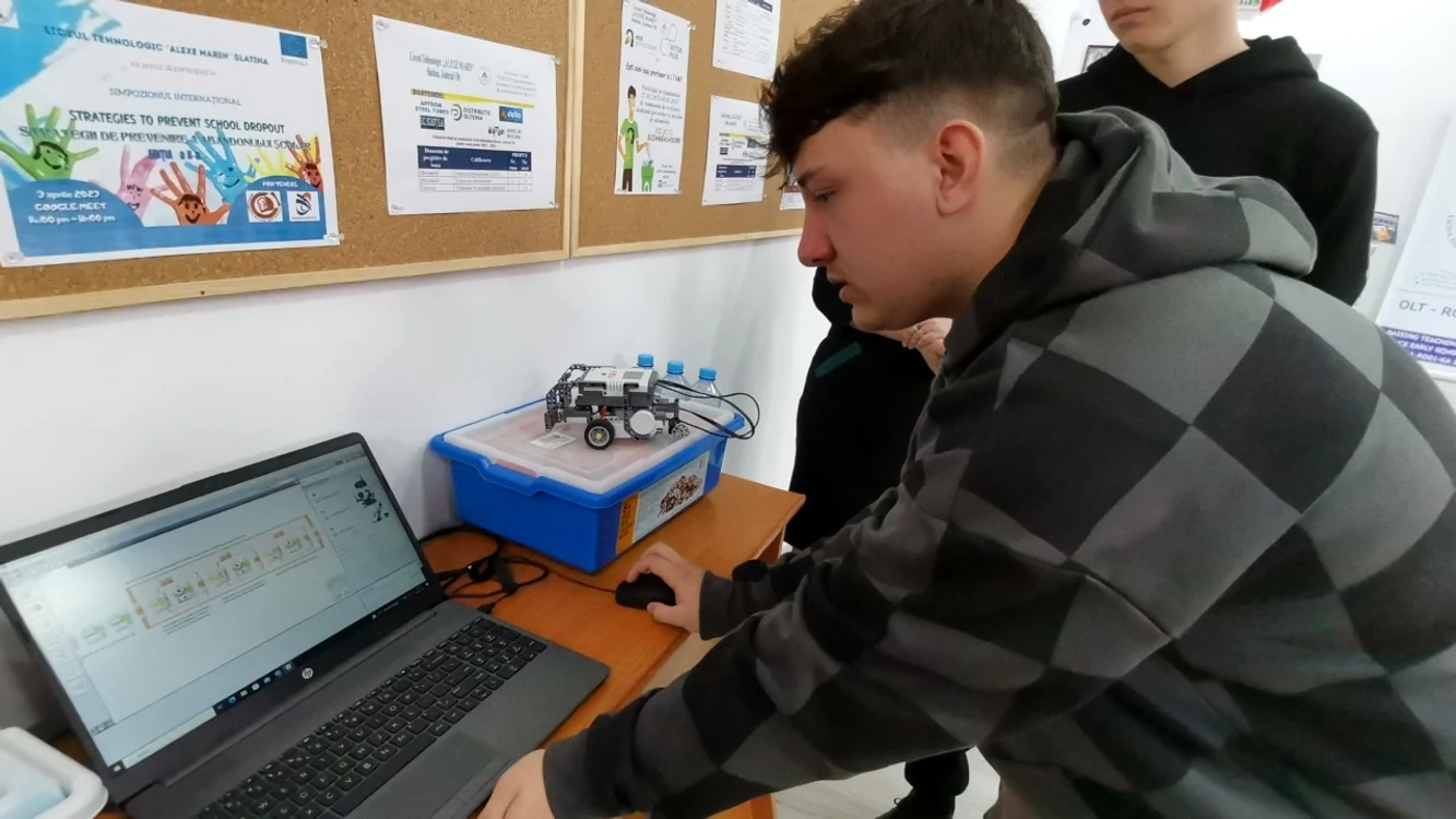 Elevii învață astăzi în liceele tehnologice inclusiv să construiască roboți FOTO: Alina Mitran