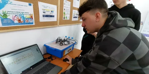 elevii din liceele tehnologice construiesc astazi si roboti   foto alina mitran jpg