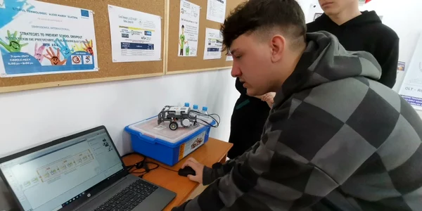elevii din liceele tehnologice construiesc astazi si roboti foto alina mitran jpg