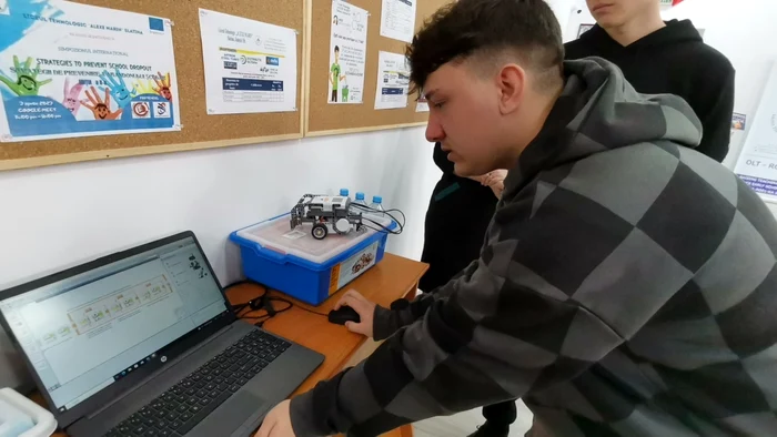 Elevii învață astăzi în liceele tehnologice inclusiv să construiască roboți FOTO: Alina Mitran