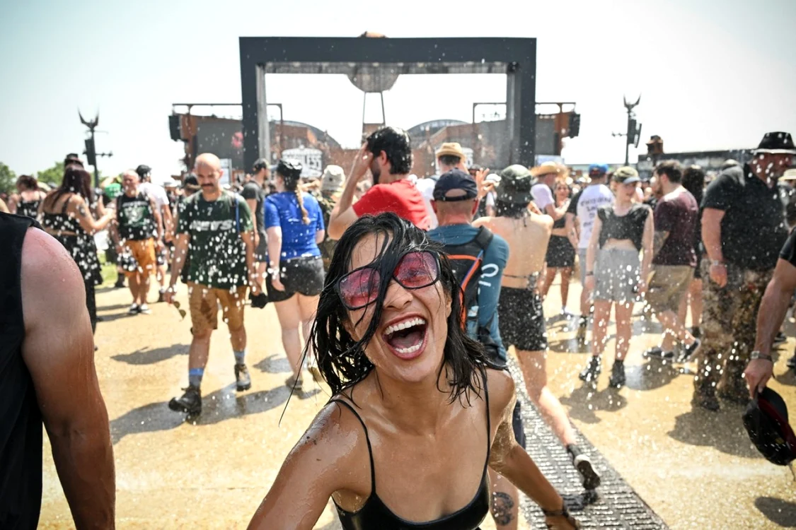 Val de caldura in Franţa - participanţii la un festival de muzică au fost stropiţi cu apă ca să se răcorească FOTO Profimedia