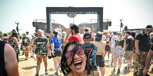 Val de caldura in Franţa - participanţii la un festival de muzică au fost stropiţi cu apă ca să se răcorească FOTO Profimedia