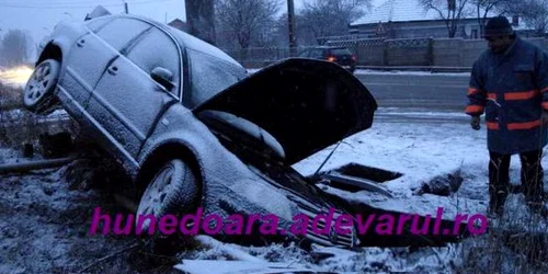Şoferii au derapat pe drumurile acoperite de zăpadă. D. Guţă