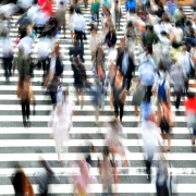 multime oameni populatie demografic trecere de pietoni Sursa foto Pixabay 1024x678 webp