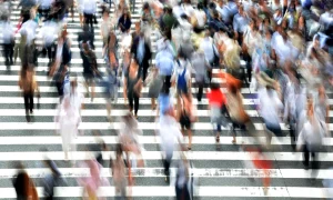 multime oameni populatie demografic trecere de pietoni Sursa foto Pixabay 1024x678 webp