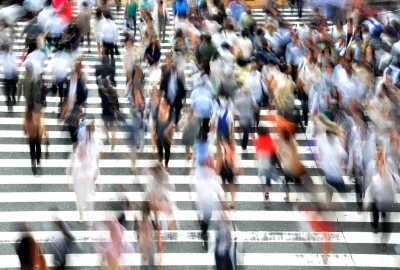 multime oameni populatie demografic trecere de pietoni Sursa foto Pixabay 1024x678 webp