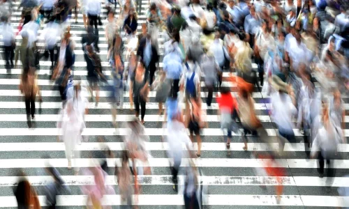 multime oameni populatie demografic trecere de pietoni Sursa foto Pixabay 1024x678 webp