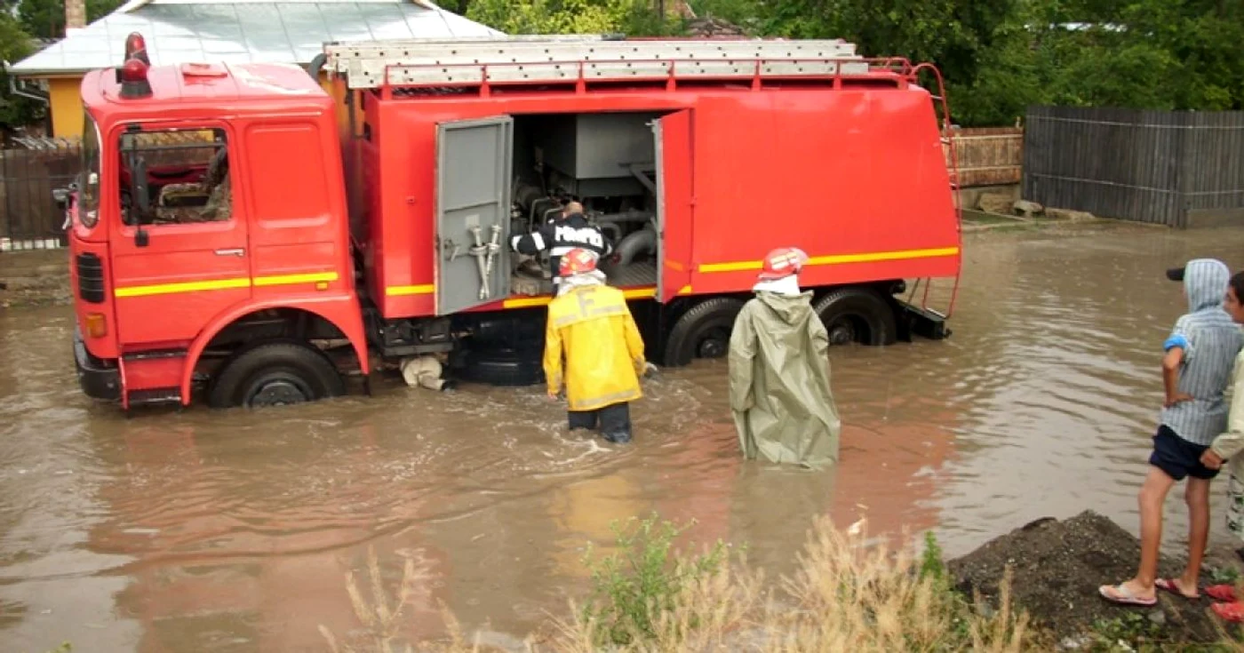 Pompierii, solicitaţi să evacueze apa Foto:Arhivă Adevărul