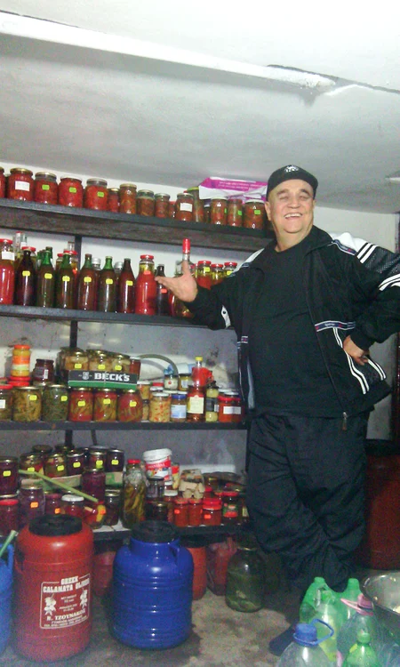 
    Se mândrește cu proviziile sale  