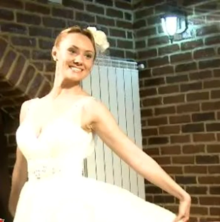 Oana a probat mai multe rochii de mireasă (captură: Acasă TV)