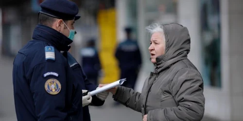 Politisti si jandarmi controale piata Unirii cronavirus FOTO Inquam Photos / George Calin