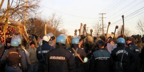 Ca la 1907, ţăranii şi-au apărat pământul cu furci şi topoare