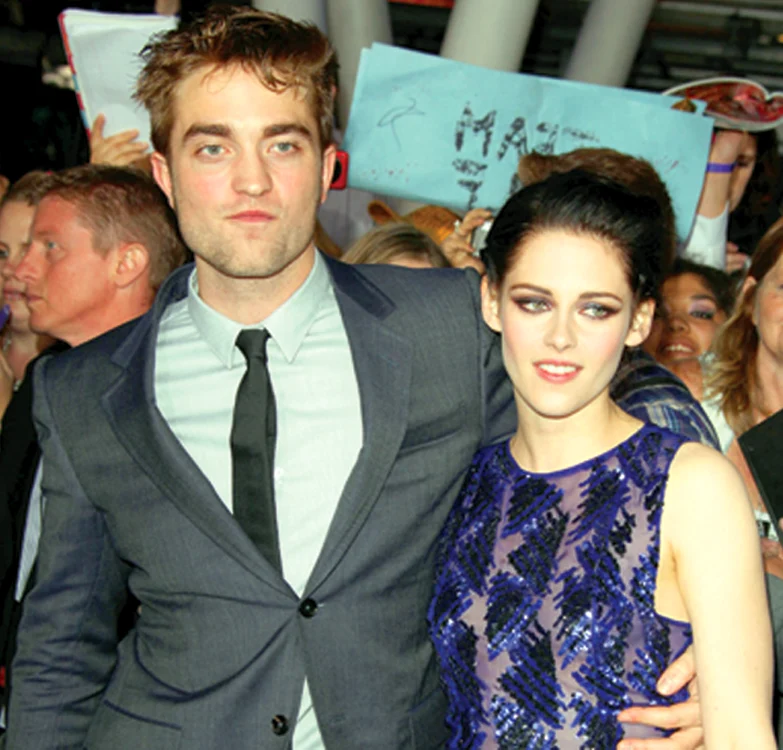 
    Robert Pattinson şi Kristen Stewart  