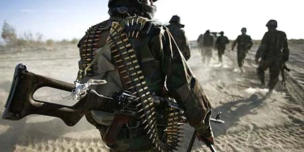 Soldaţii afgani patrulează în Kandahar