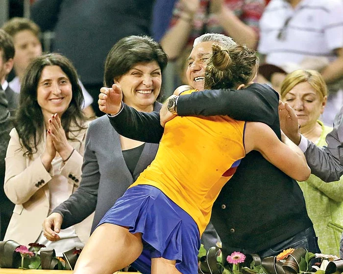 La finalul partidei,  Simona s-a aruncat  în braţele părinţilor