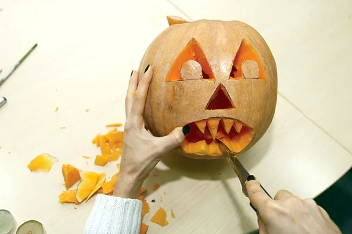 Click! îţi arată care sunt paşii de urmat pentru a-ţi sculpta un felinar din dovleacfoto: Click!