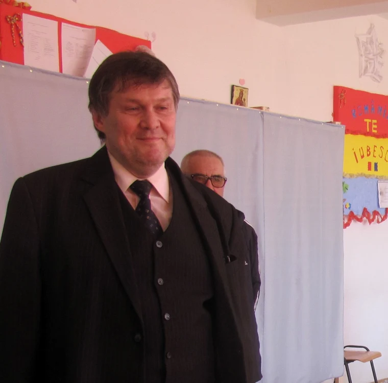 Preşedintele Secţiei de Votare 46 din Feteşti a plecat acasă cu ştampilele de vot FOTO: M.S.