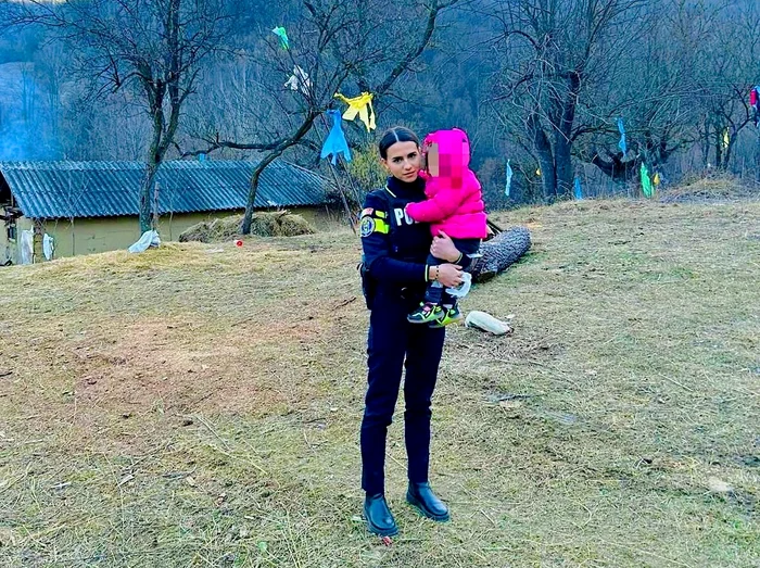 Polițista Daniela și copilul traumatizat FOTO: IPJ Vrancea