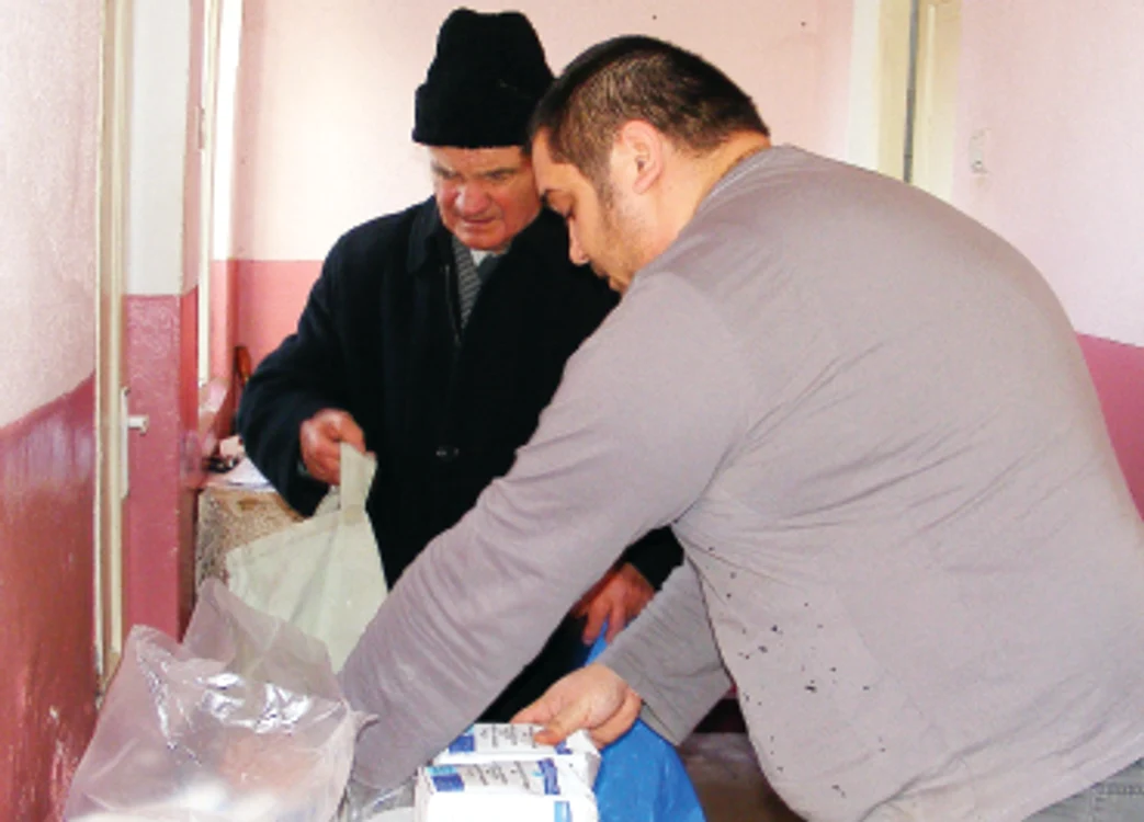 Un pensionar a venit în această dimineaţă să îşi ia alimentele gratuite. foto: Corina Macavei