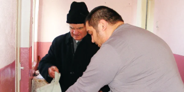 Un pensionar a venit în această dimineaţă să îşi ia alimentele gratuite. foto: Corina Macavei