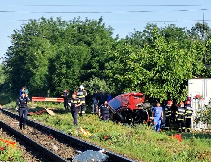 O mașină a fost lovită de tren în Dâmbovița. Șoferul a murit, alți doi pasageri sunt răniți