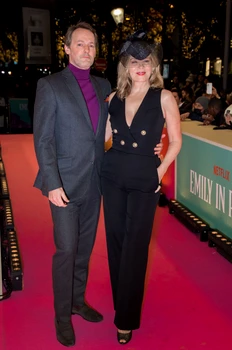 Kim Cattrall şi iubitul ei, la premiera "Emily in Paris"