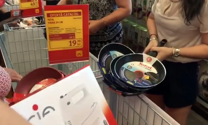 Brăilenii au avut un nou motiv de înghesuială.S-au îmbulzit la standul cu tigăi