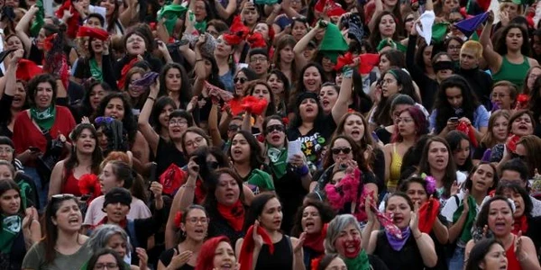 Femei manifestand impotriva abuzurilor sexuale la inititiativa miscarii Las Tesis FOTO EPA-EFE
