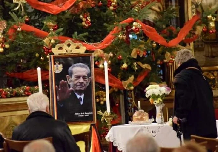 
    După o slujbă de pomenire publică, de circa 40 de minute, pe care a ținut-o un grup de trei înalți ierarhi ai BOR, va fi rostită o rugăciune privată la mormântul Regelui Mihai I, în pridvorul Noii Catedrale Arhiepiscopale şi RegaleFOTO: adevarul.ro  