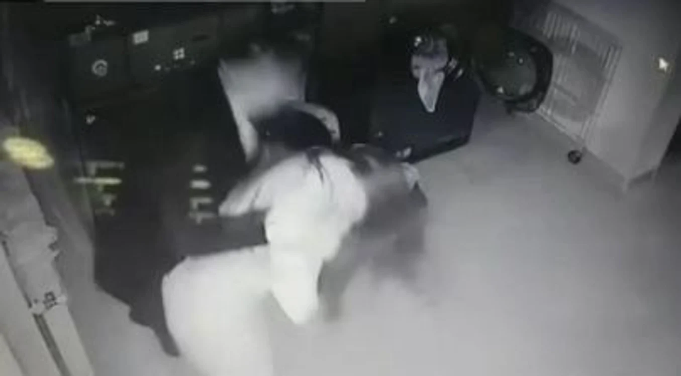 Bărbatul și-a lovit partenera de afaceri cu pumnii și picioarele