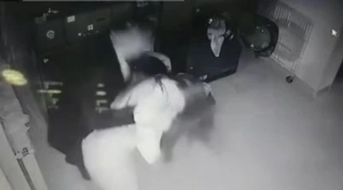 Bărbatul și-a lovit partenera de afaceri cu pumnii și picioarele