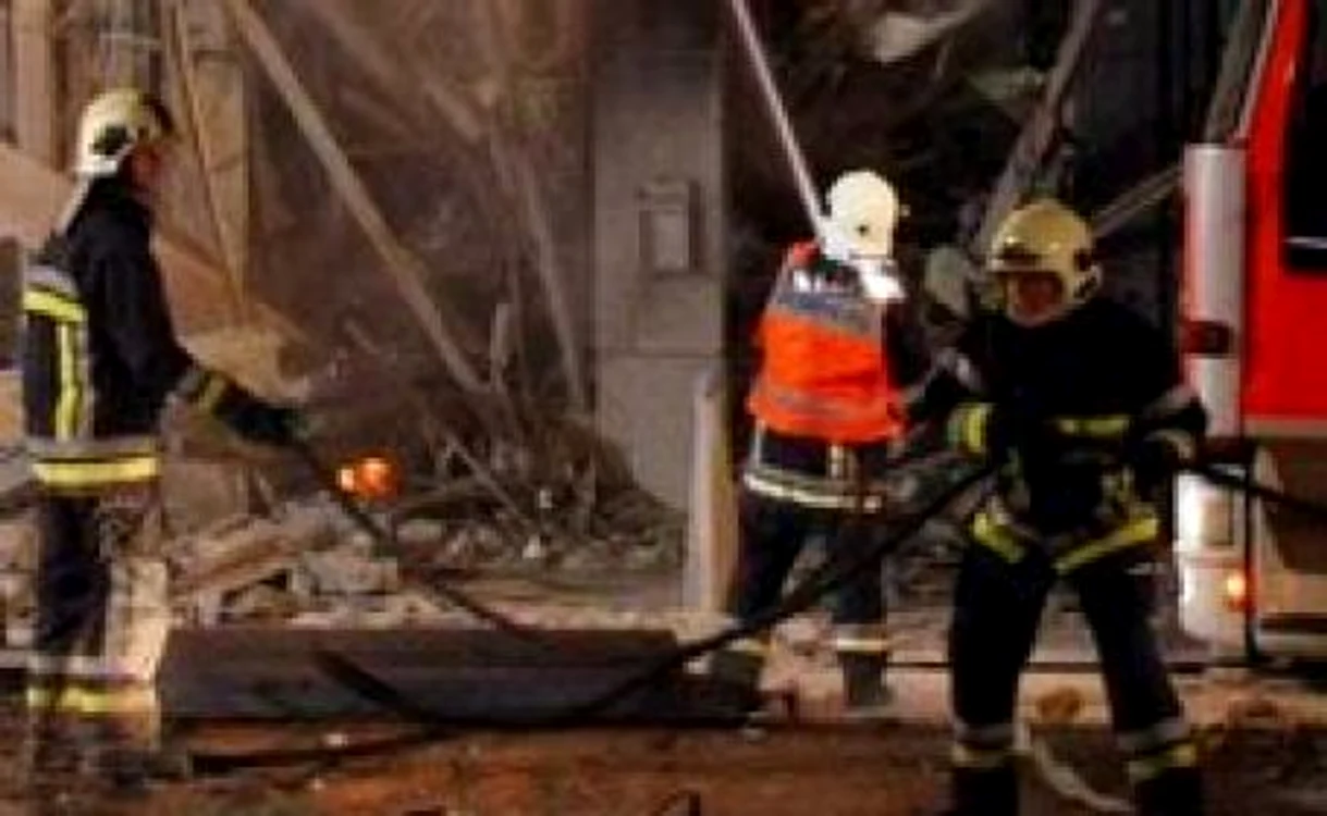 Sub dărâmături au fost prinse două persoane