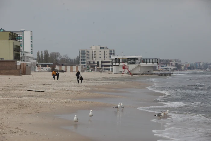 Cu câteva zile înainte de Paște și 1 Mai, turiștii vor anima plaja. Deocamdată, la mare sunt doar câțiva plimbărețiFotografii: Sever Gheorghe