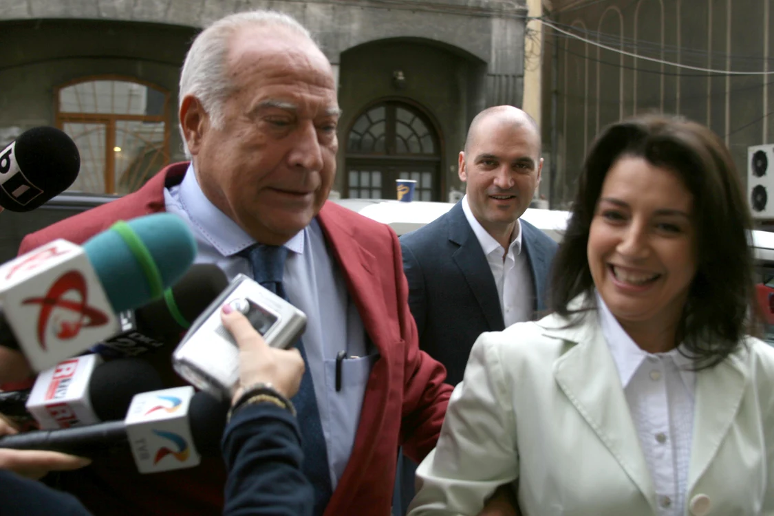 Camelia Voiculescu trebuie să dea explicații despre cum a reușit tatăl ei să scrie cărțile pe bandă rulantă