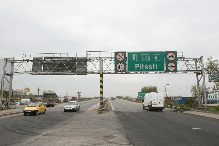 Trafic blocat total pe A1, după ce un TIR cu nisip s-a răsturnat, în zona localităţii Corbii Mari. Șoferul este resuscitat