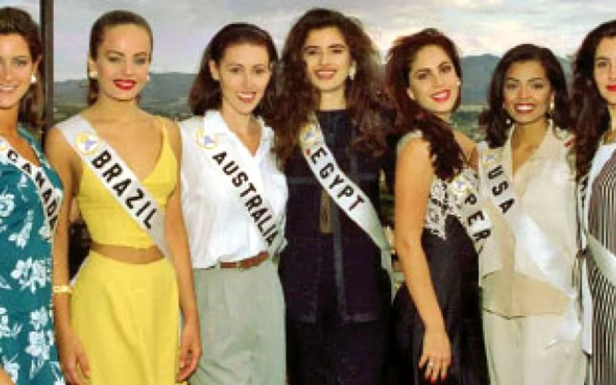 Chelsi (a şasea de la stânga la dreapta) alături de alte concurente la titlul de Miss Universe 1995