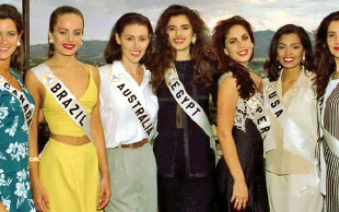 Chelsi (a şasea de la stânga la dreapta) alături de alte concurente la titlul de Miss Universe 1995