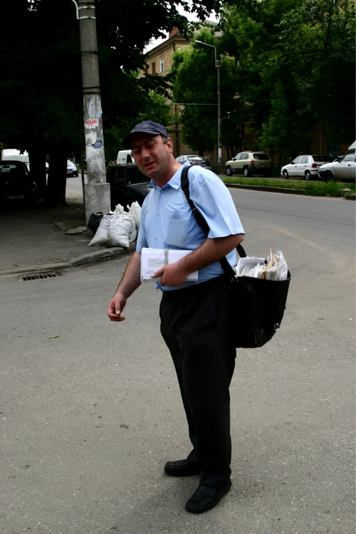Pe caniculă sau ger postasul vine întotdeauna la timp
