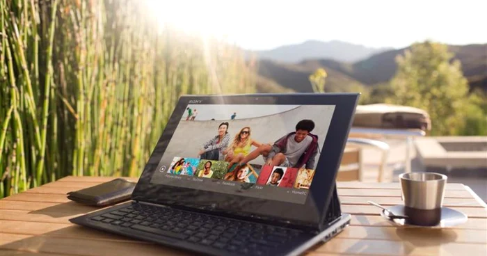 Vaio Duo 11 este produsul hibrid de la Sony. Poate fi tabletă şi laptop.