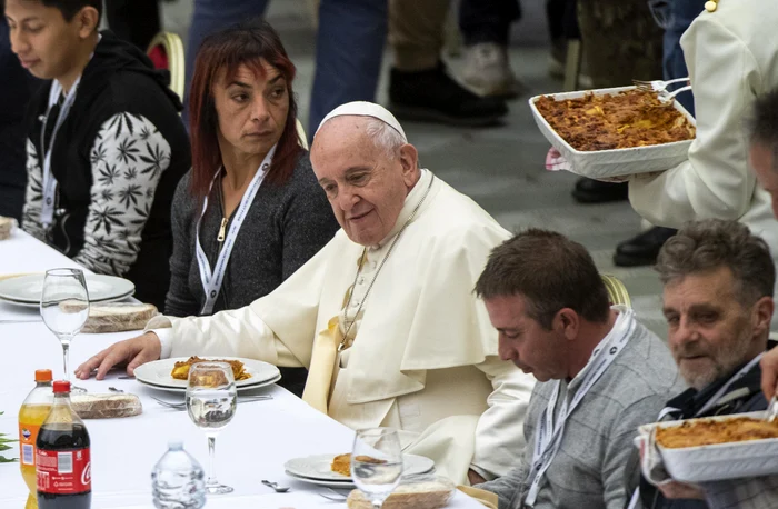 
    Papa Francisc a luat masa alături de 1.500 de oameni fărăr adăpostfoto: EPA EFE  