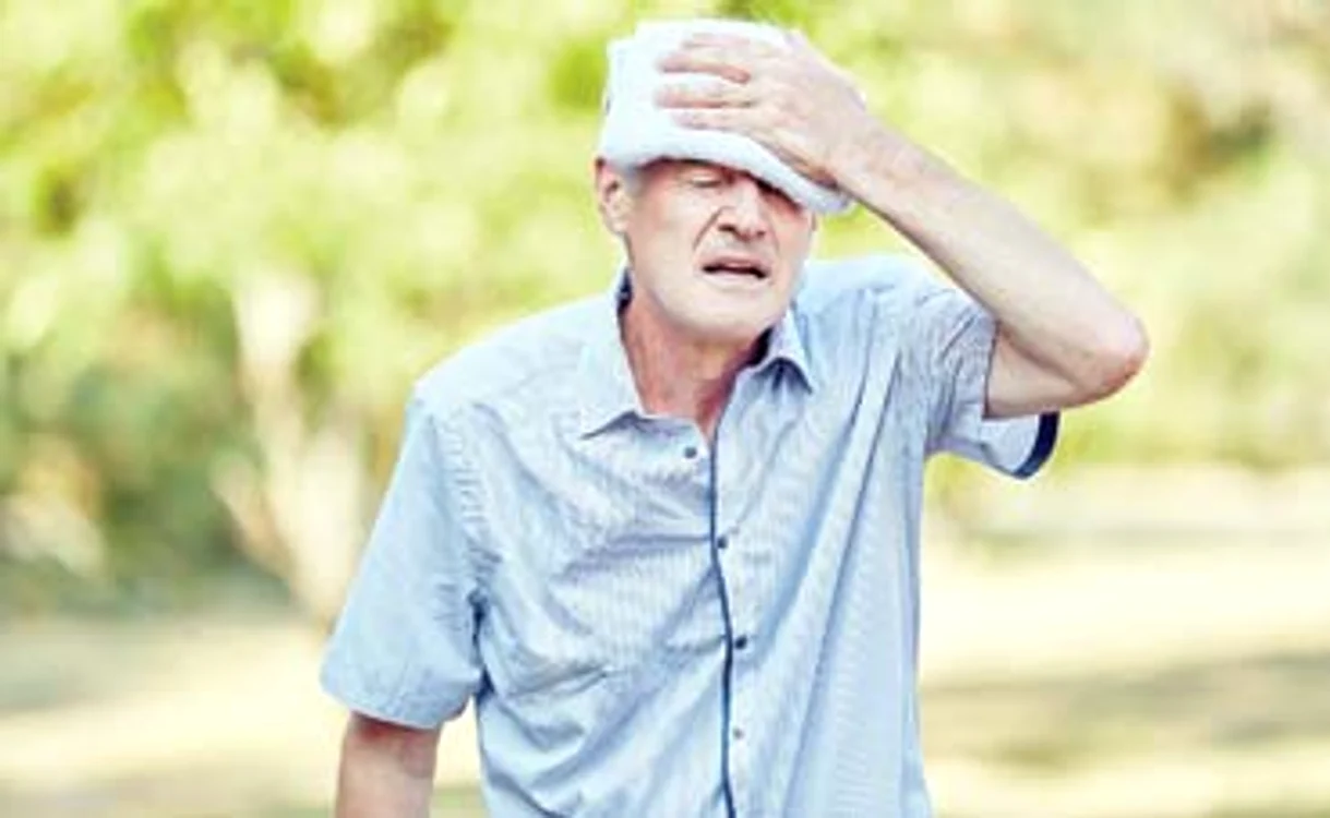 
     O persoană care suferă de afecţiuni ale inimii trebuie să se hidrateze cu apă şi ceaiuri băute la temperatura camerei, să evite expunerea la soare şi să-şi verifice constant tensiunea  